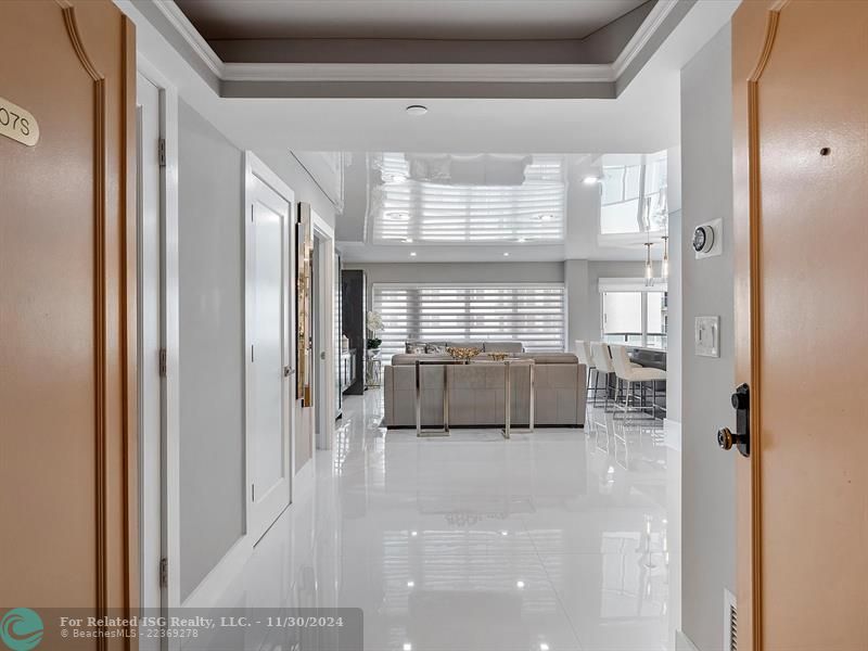 BEAUTIFUL WIDE FOYER