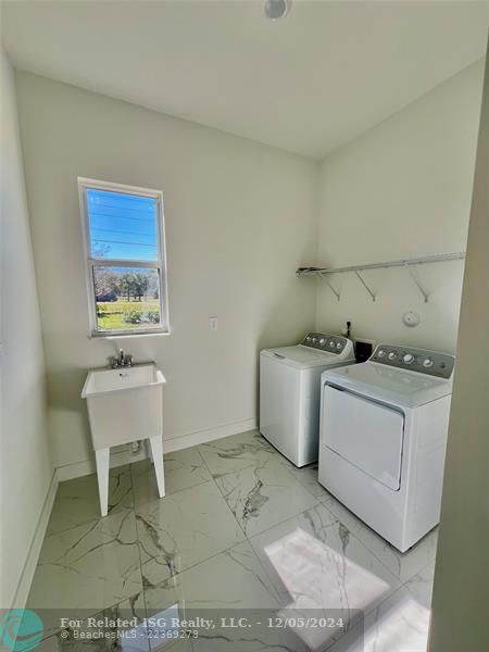 Laundry room with tub