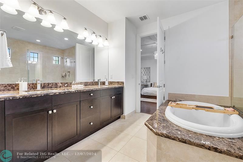 Double Vanity / Soaking Tub