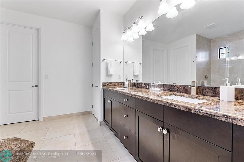 Double Vanity / Soaking Tub