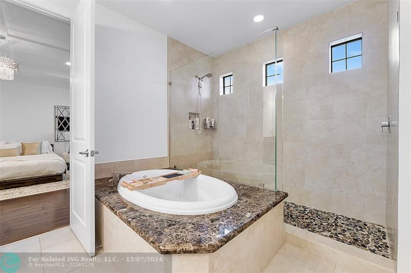 Double Vanity / Soaking Tub