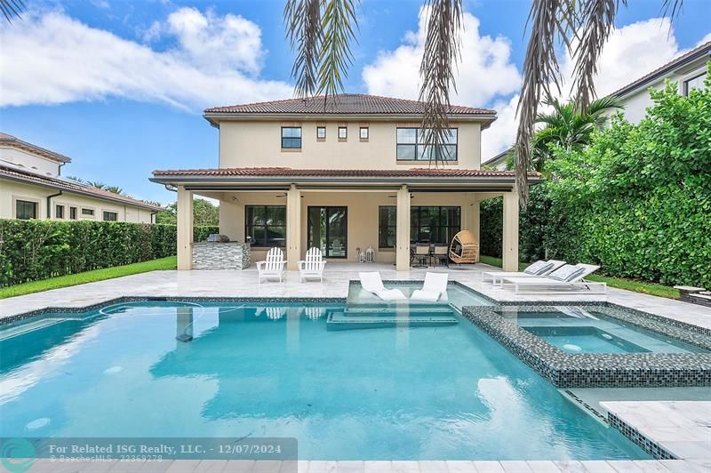 Stunning Pool with In-Pool Spa Infinity Edges & Beach Entry