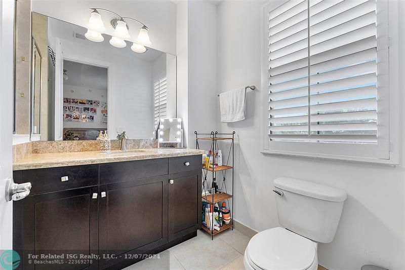 Double Vanity / Soaking Tub