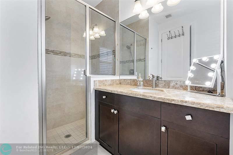 Double Vanity / Soaking Tub