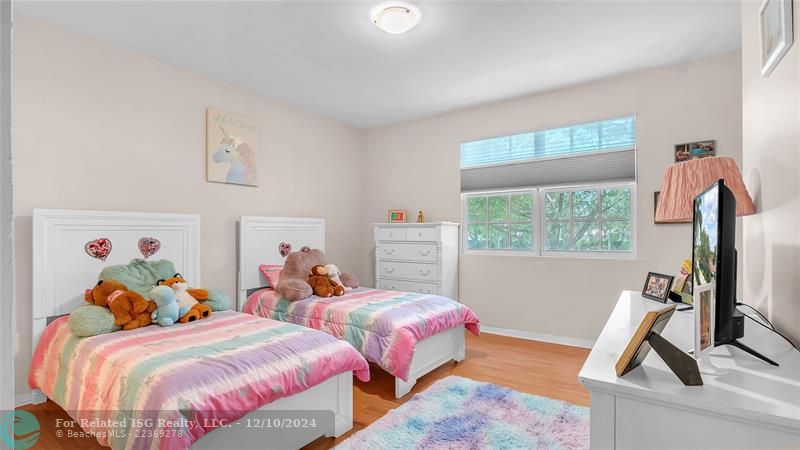 Granie snack counters and ample cabinets in this bright eat in kitchen