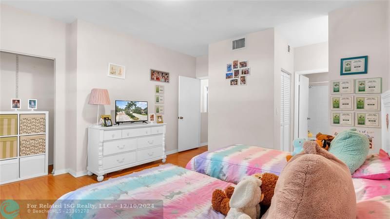 Granie snack counters and ample cabinets in this bright eat in kitchen