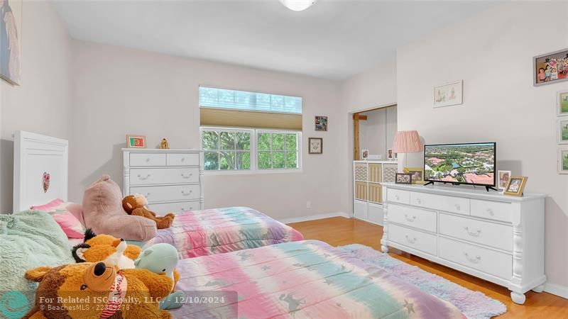 Granie snack counters and ample cabinets in this bright eat in kitchen