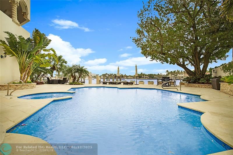 Heated pool & Jacuzzi