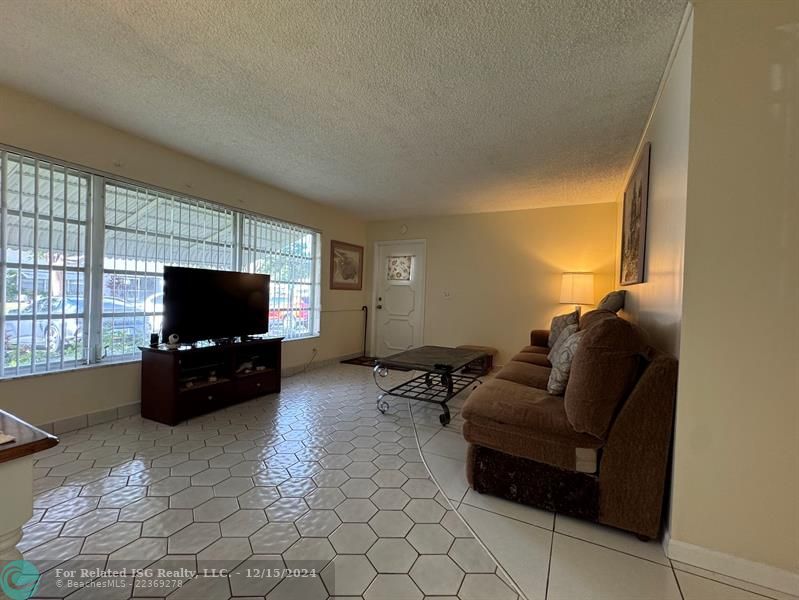 LIVING ROOM WITH LARGE FRONT BAY WINDOW