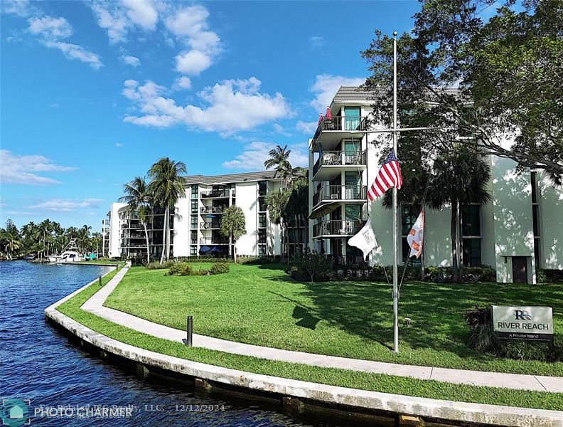 River Reach is a gorgeous, gated waterfront community located in the very desirable downtown Fort Lauderdale neighborhood of Tarpon River.