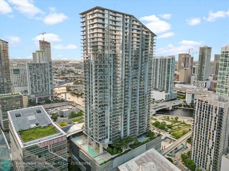 Bird's eye view of the amenities deck