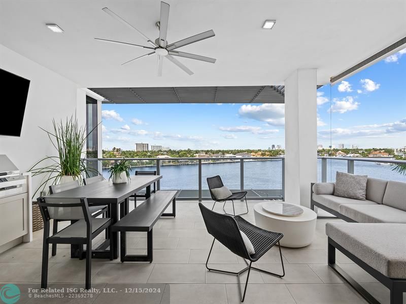 Private Outdoor Kitchen and BBQ with hug Balcony directly on the Intracoastal Waterway!