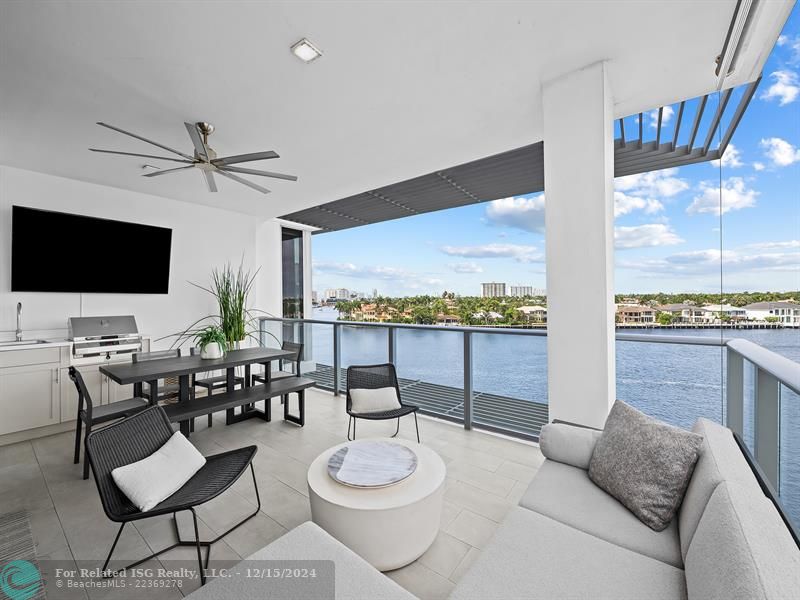 Private Outdoor Kitchen and BBQ with hug Balcony directly on the Intracoastal Waterway!