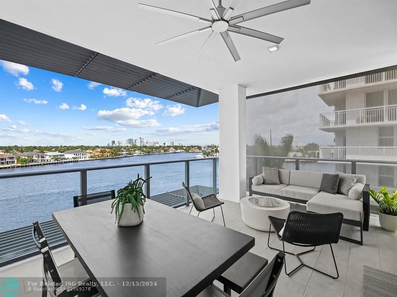 Private Outdoor Balcony directly on the Intracoastal Waterway!