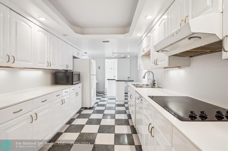 Excellent kitchen cabinet space