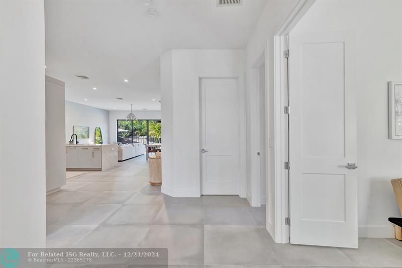 Foyer/Entry Way