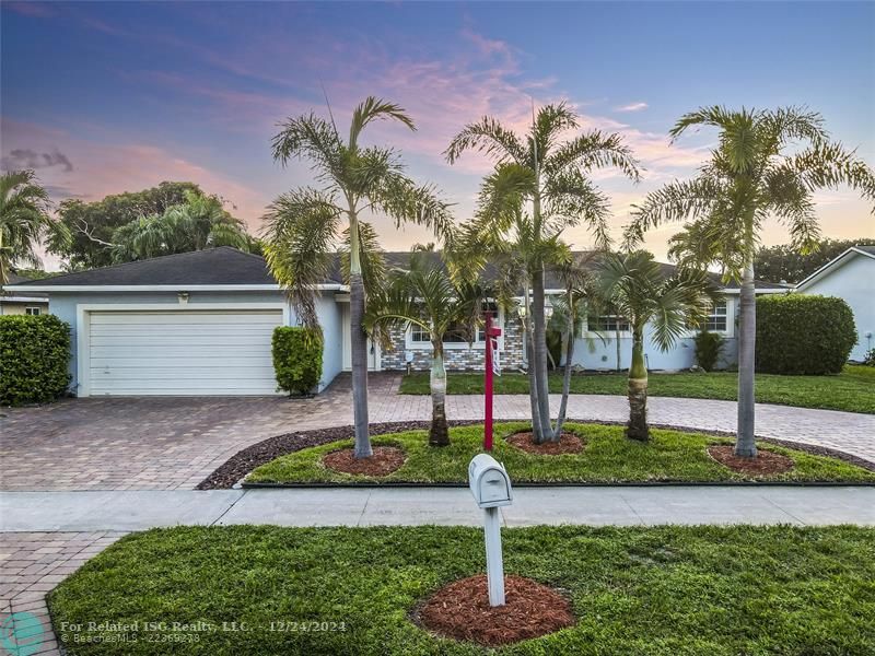 Circular driveway and no HOA