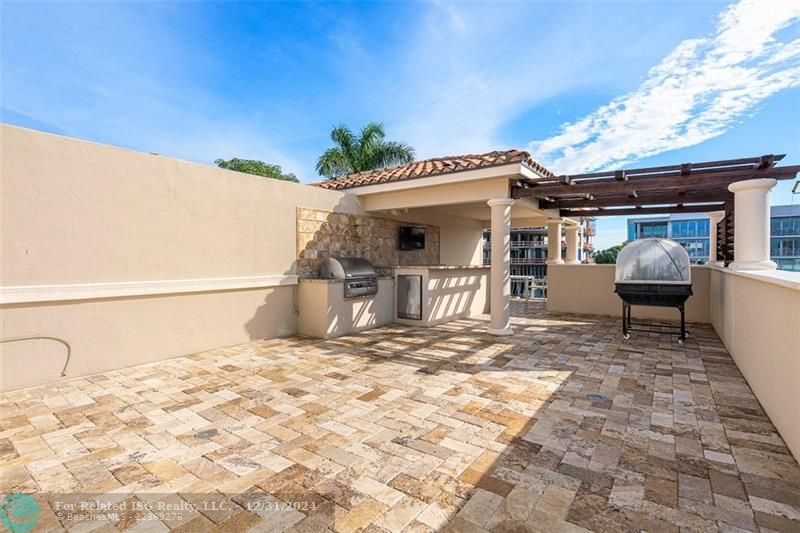 Rooftop deck with bar/TV/BBQ/shower