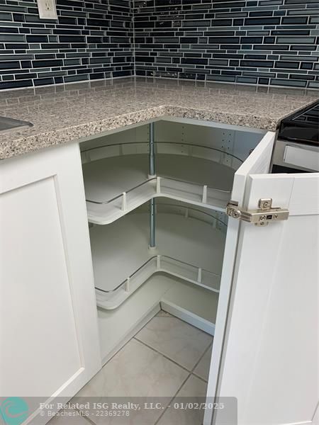 Kitchen corner cabinet w/revolving shelves!