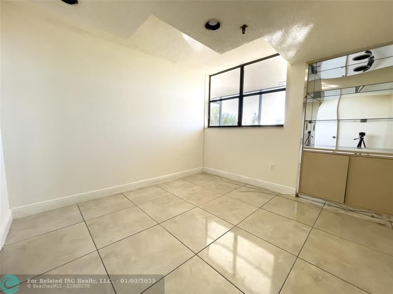 2nd bedroom walking closet