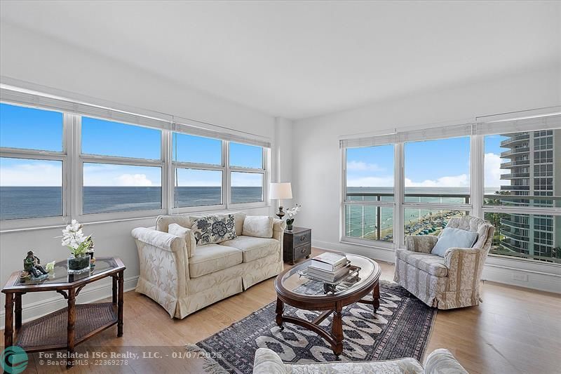 HUGE LIVING ROOM WITH FOR EVER OCEAN VIEWS