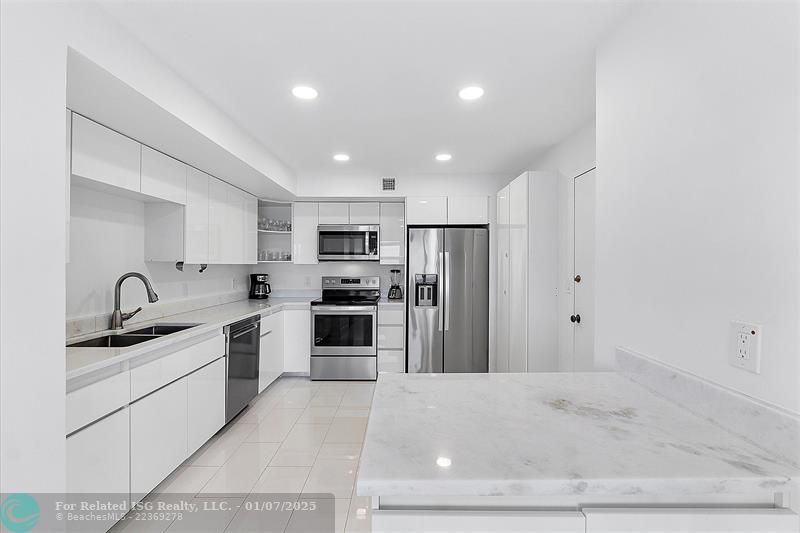 BEAUTIFUL RENOVATED KITCHEN