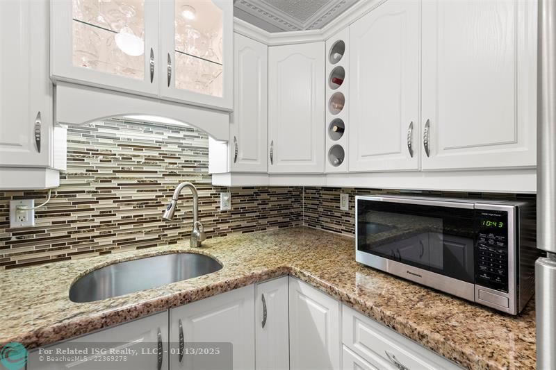 GRANITE COUNTERTOP / GLASS MOSAIC BACKSPLASH