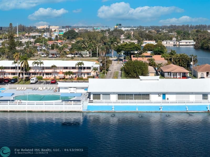 CLUBHOUSE ON THE WATER .